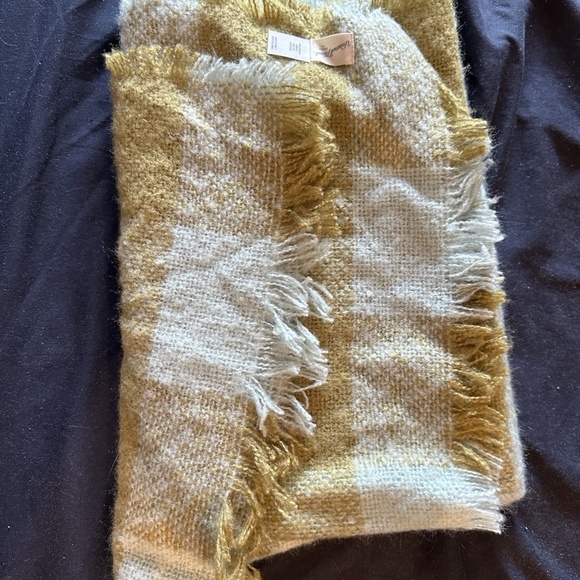 Universal Threads Green White Plaid Blanket Scarf with Fringe 74" x 28" - Picture 1 of 3